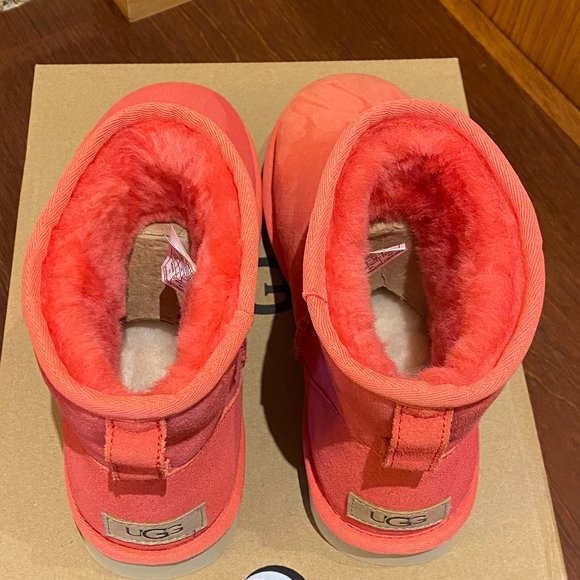 UGG W's Classic Mini II Hibiscus Pink size:7 NEW IN BOX/slight fade in R boot* - Picture 5 of 8